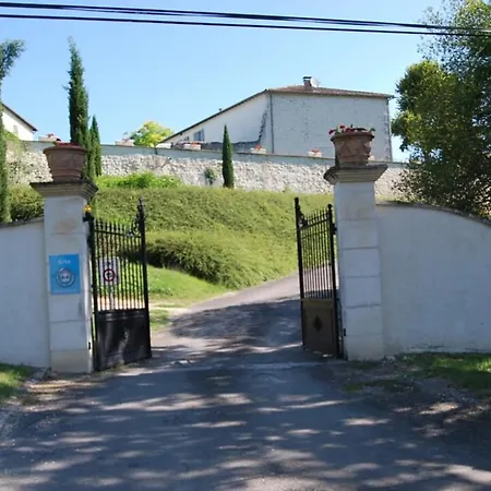 Vakantiehuis L'ormeau - Lovely House With Pool Tennis Court Kids Playground Chalais (Charente)